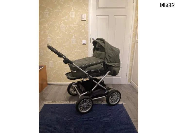 Säljes Brio Barnvagn med liggdel + skötväska