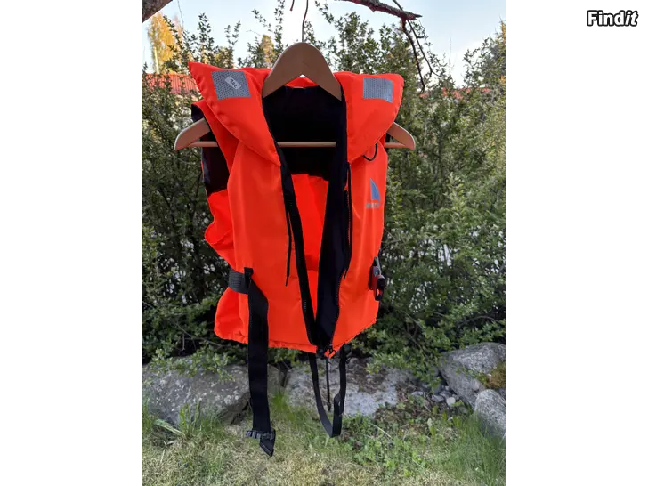 Myydään Två st flytvästar 30-40kg