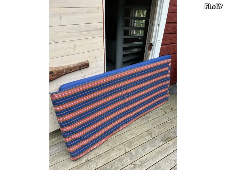 Myydään 2 vaahtomuovipatjaa
