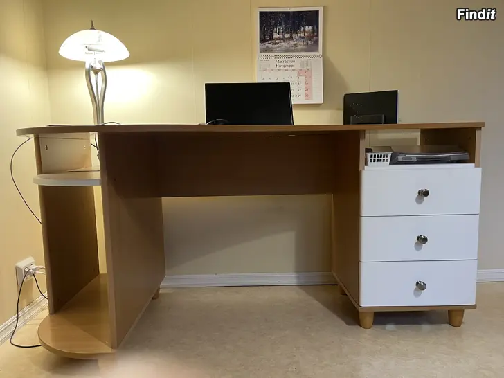 Myydään Kirjoituspöytä ja kirjakaappi lasiovet