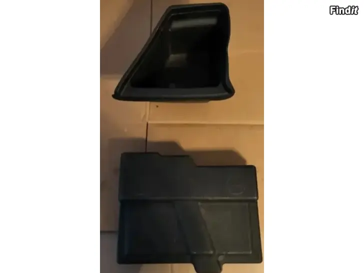 Myydään Takakonttiin laatikko akkukotelonkanssi