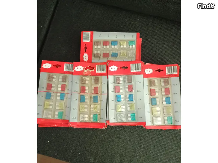 Myydään 46 kpl auton sulake pakkausta