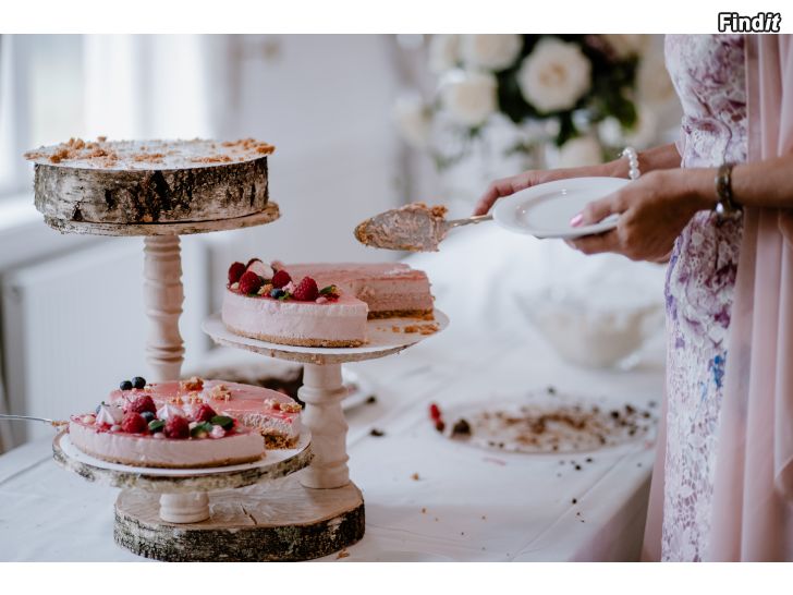 Säljes Tårtställning i naturbjörk för bröllop eller fest