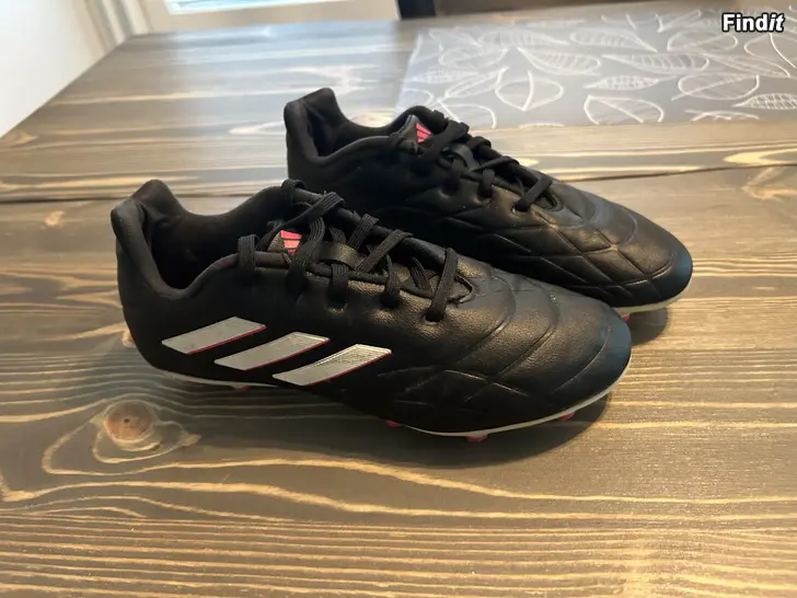 Myydään Adidas Copa jalkapallokengät, koko 35 + säärisuojat