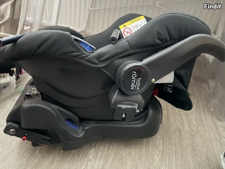 Myydään Turvakaukalo + Baby-Safe Core Telakka