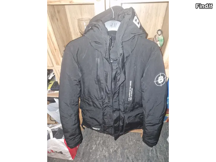 Myydään Svart parkasjacka från HM st xs
