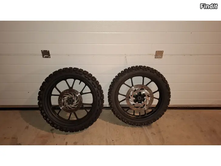 Säljes 17 tums fälgar med vinterdäck