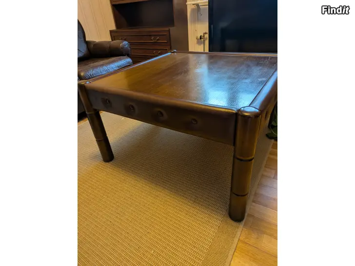 Säljes Soffbord med läderkant