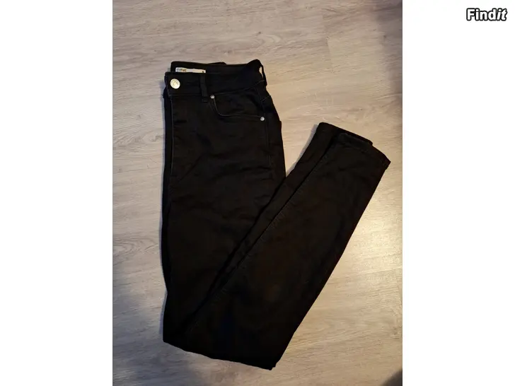 Säljes Curve Skinny farkut