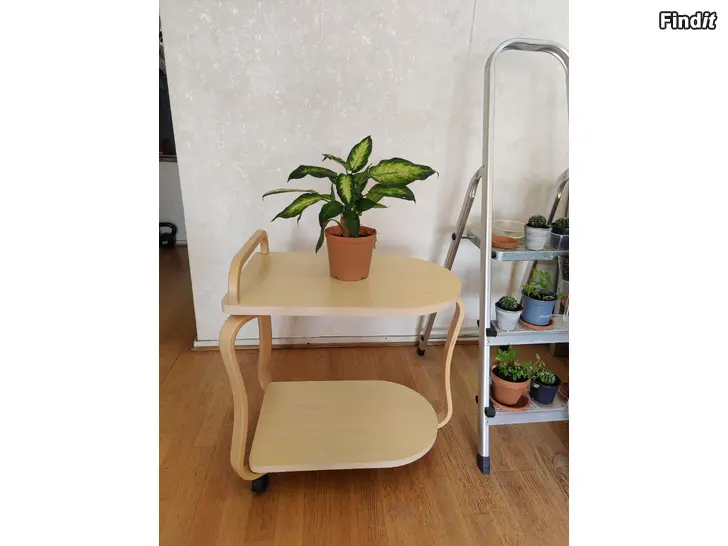 Myydään Kukkapöytä tarjoilupöytä sivupöytä