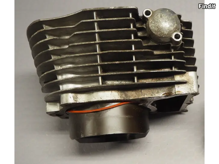 Myydään Yamaha XV 1100 86-98 moottorin osia engine parts
