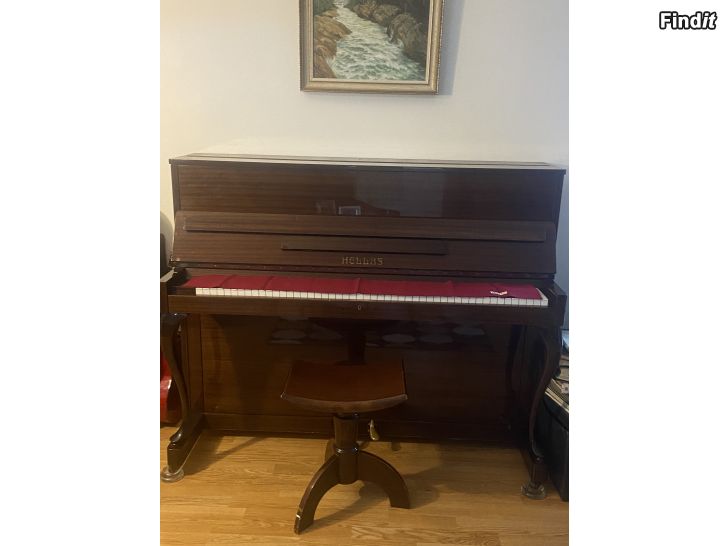 Säljes Piano Hellas Chippendale no.4333 mahongin kiiltäväruskea