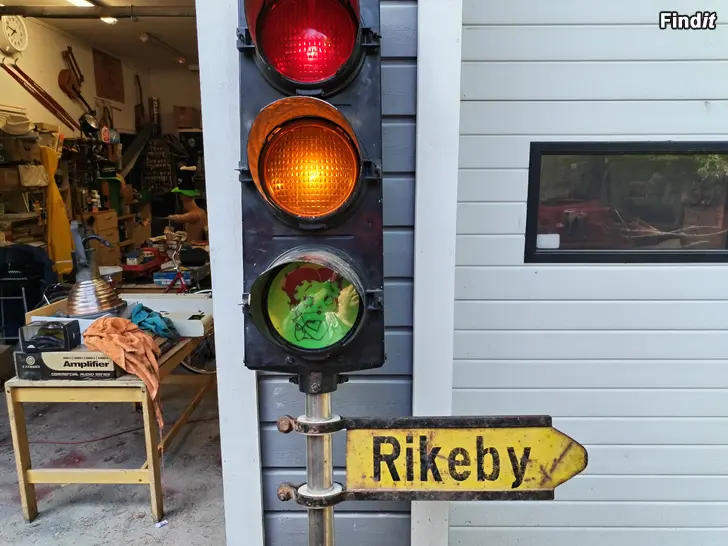 Myydään Liikennevaloja kotibaariin / äijäluolaan