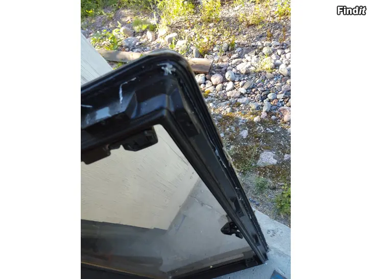 Myydään Asuntovaunun ikkuna,50.5x103