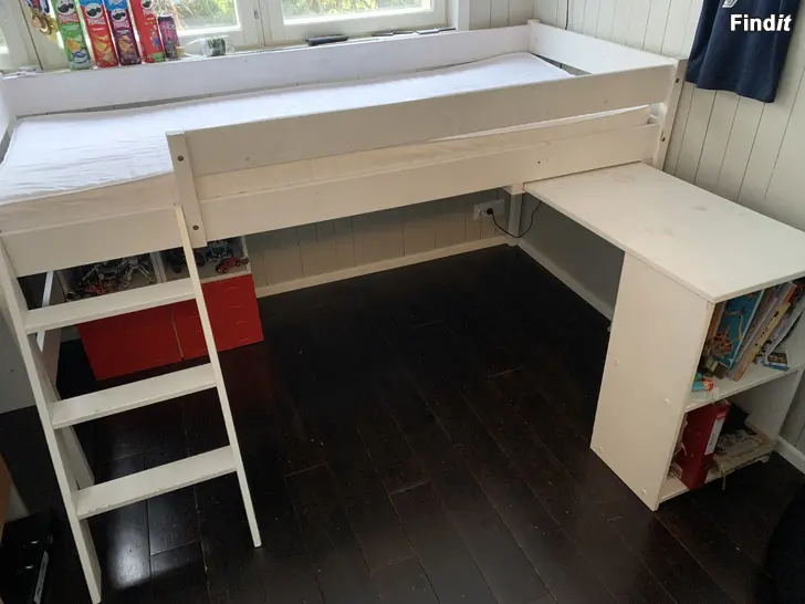 Säljes Säng och skrivbord