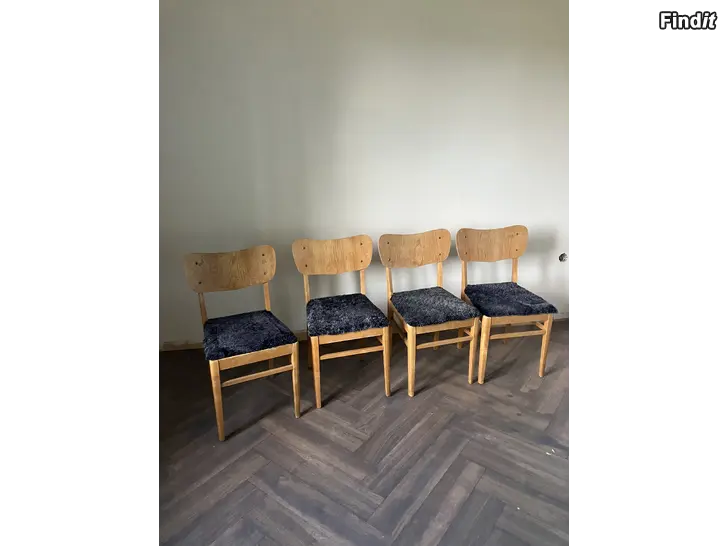Säljes Säljer 4 st Stolar Med Fårskinn