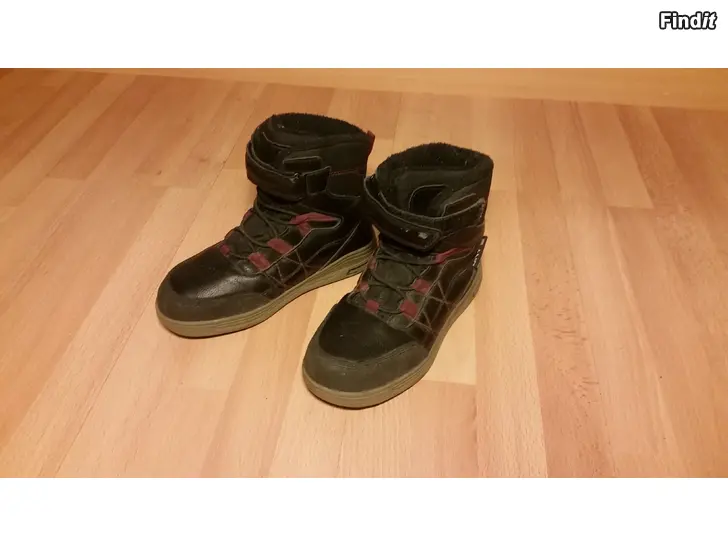 Myydään Trekmates So Trizzler  Jr Black koko 30 talvikengät 8e