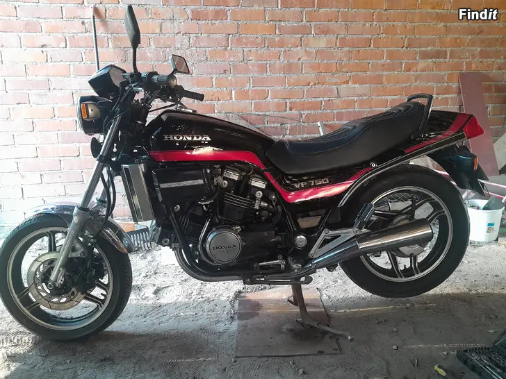 Myydään Honda VF 750