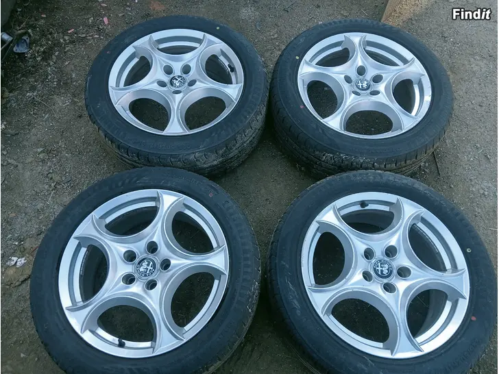Myydään Alfa Romeo alut 5-110 kesärenkailla 225/50ZR17