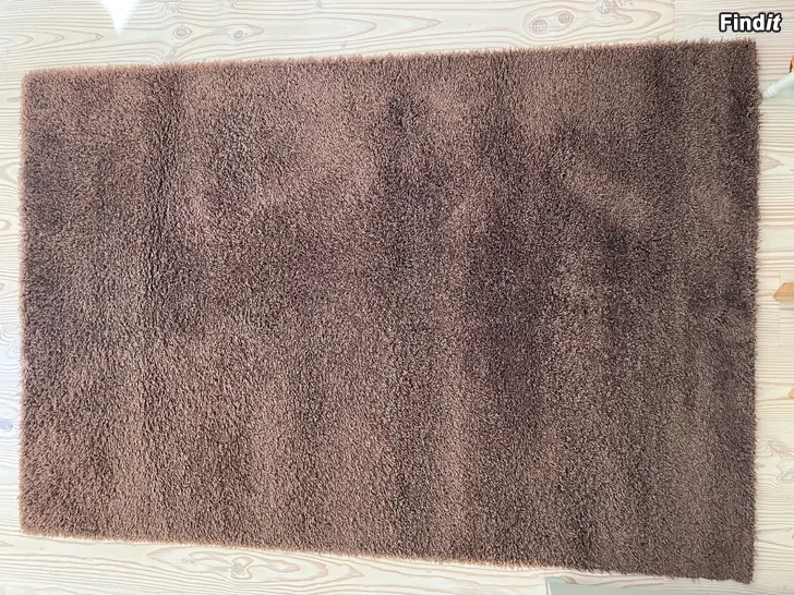 Säljes Lurvig brun matta