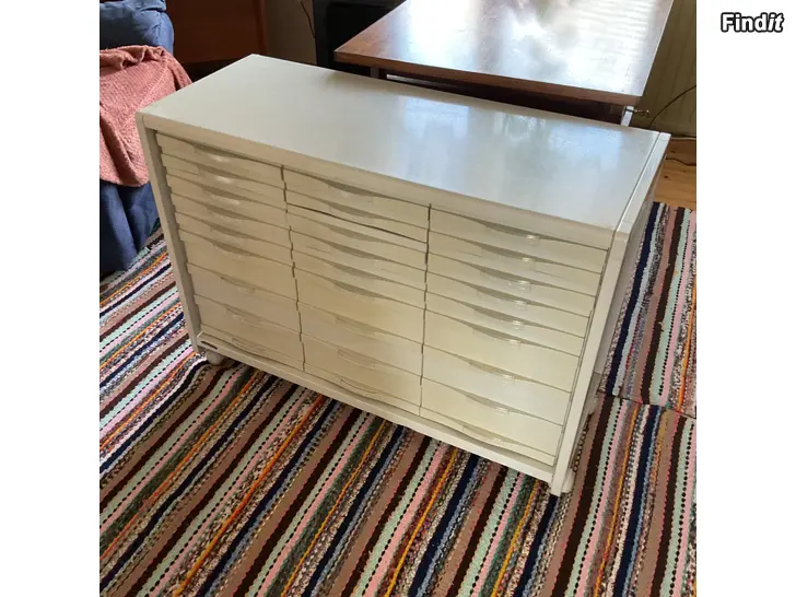 Myydään Metallinen lokerikko