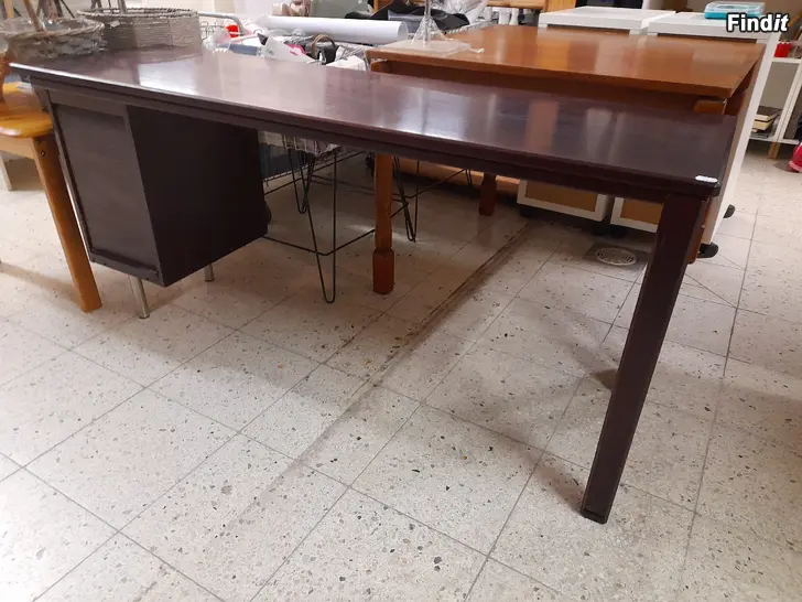 Säljes Mörkbrun skrivbord..