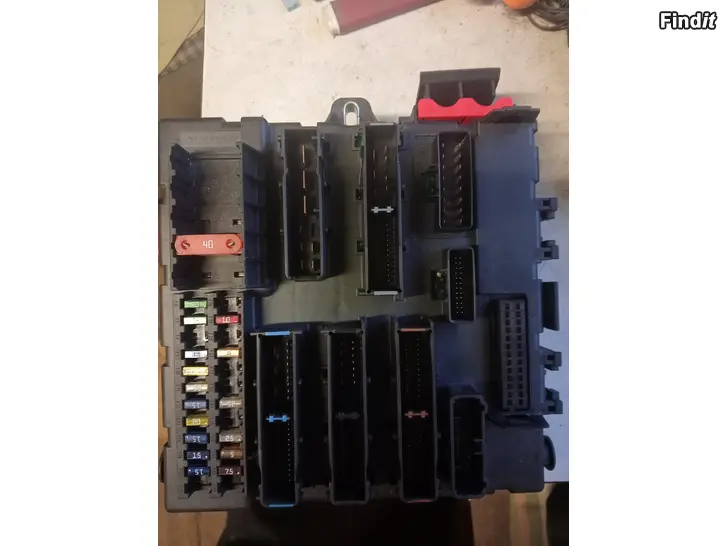 Myydään Opel Signum 2004 takaluukun rele/sulake rasia 13112913