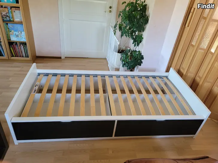 Säljes Ikea Flaxa säng med förvaringslådor 90x200 cm