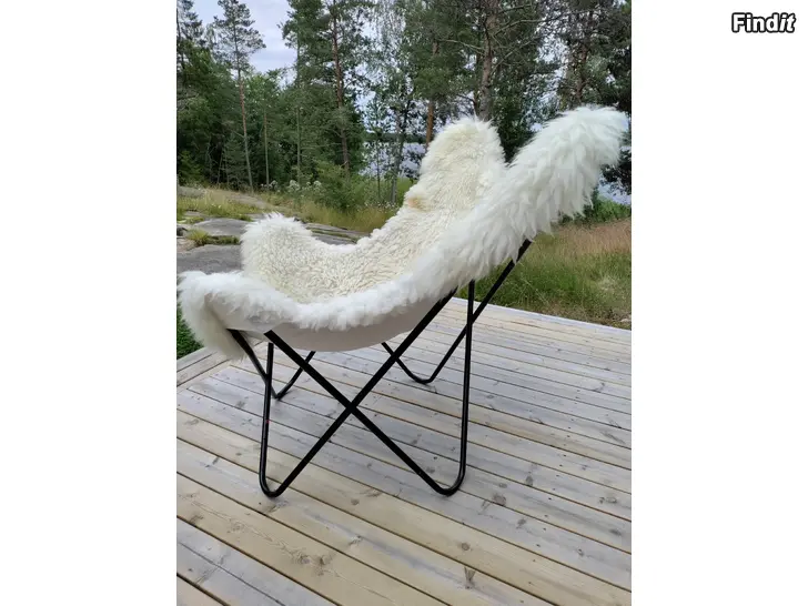 Säljes Fladdermus stol med äkta lamm päls som sitt del