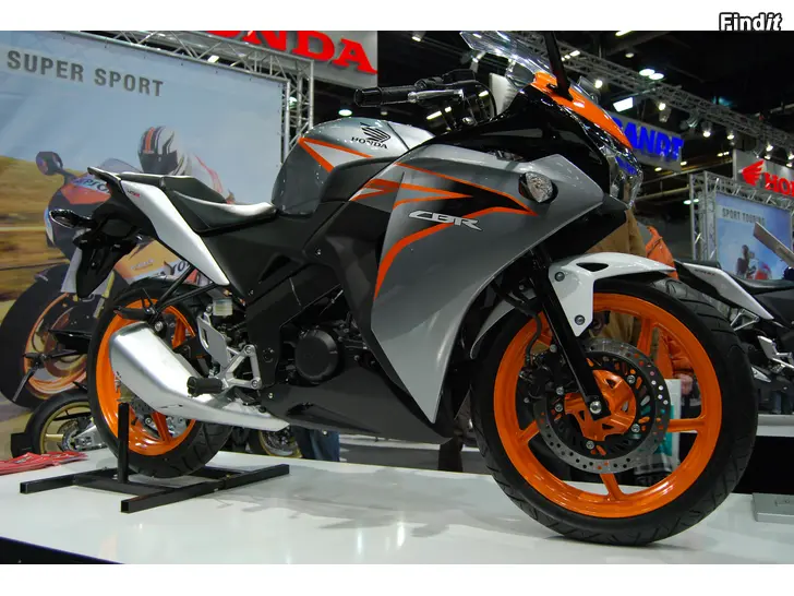 Myydään Honda CBR 125 R 11-14 JC50 osia