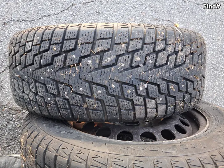 Myydään Nastarenkaat 215/55R16