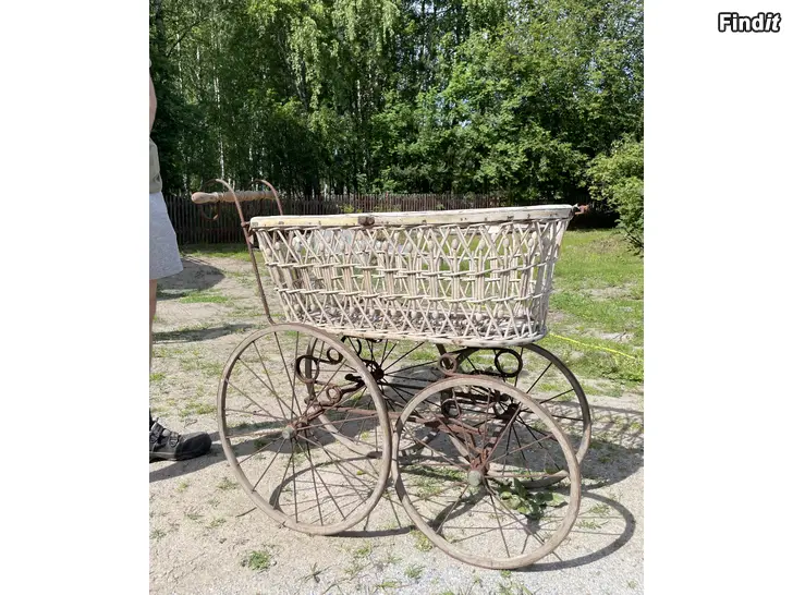 Säljes Antik barnvagn