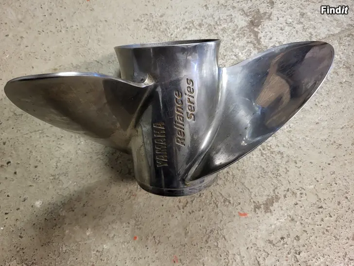 Säljes 13 3/4 - 19M Yamaha Reliance Series rostfri propeller