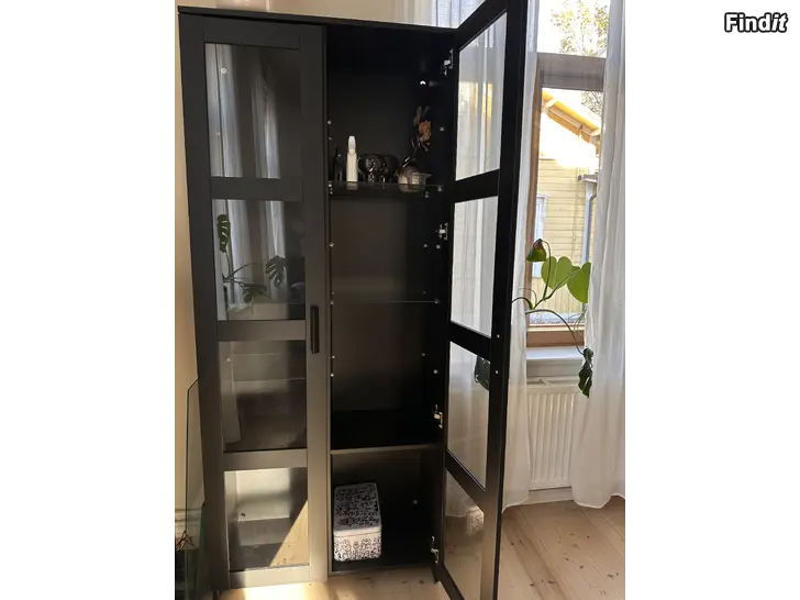 Myydään Svart vitrinskåp