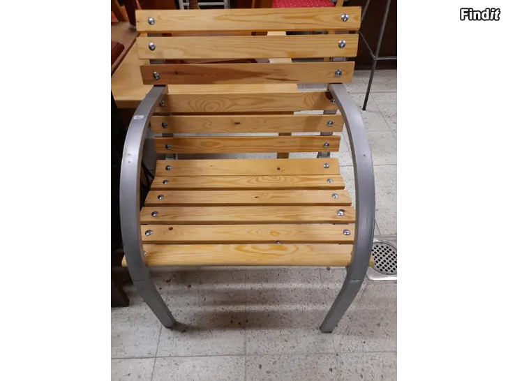 Säljes Stol med ljusa brädor och metall ben