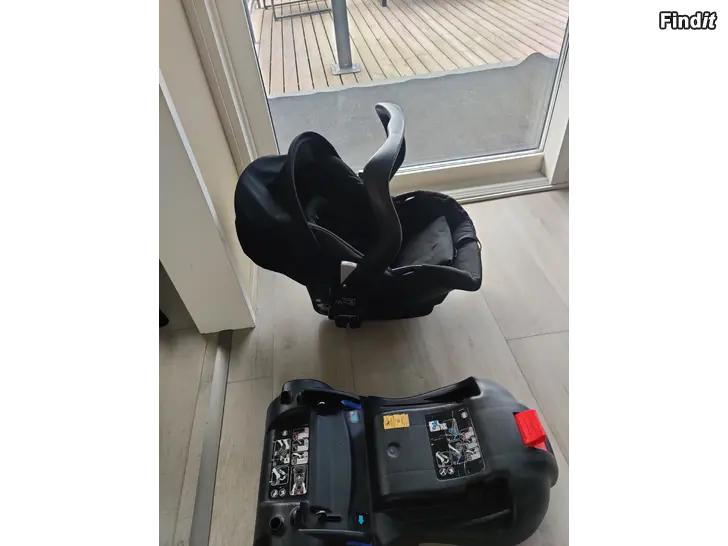 Säljes Britax römer babyskydd + isofix bas
