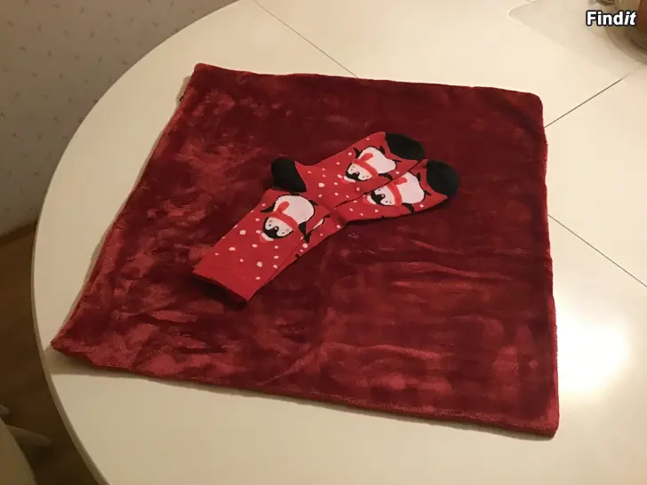 Säljes Rött kuddfodral, julsockor, julduk, julhandduk allt i nyskick