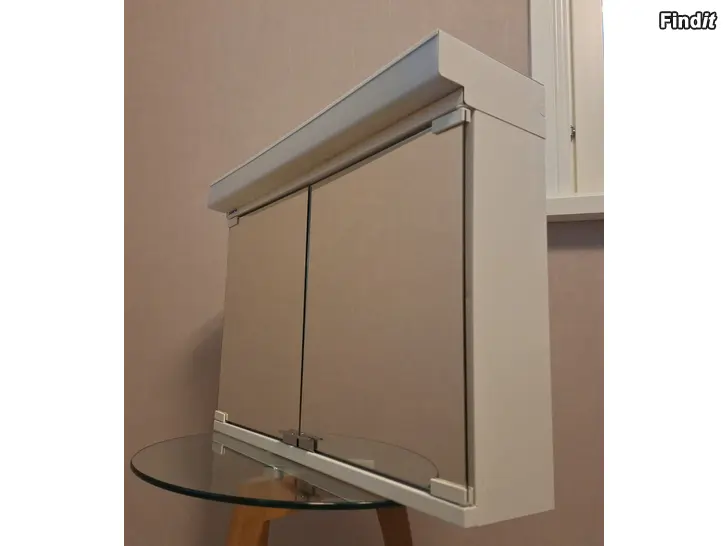Myydään Valkoinen peilikaappi kylpyhuoneeseen/ WC Polarialaria