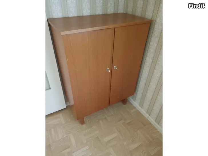 Säljes Ek eller teak skåp med hyllor