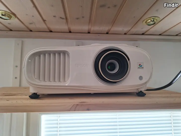 Myydään Epson EH-TW 7100 ja 120 tum kangas grandview