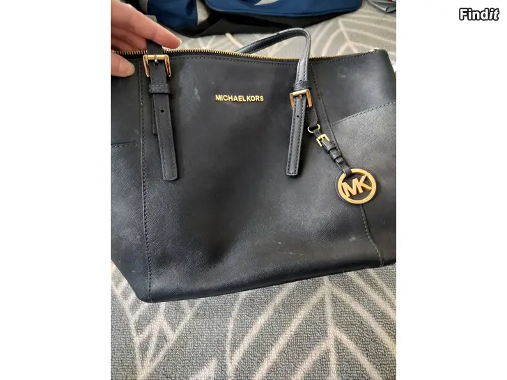 Myydään Michael Kors laukku