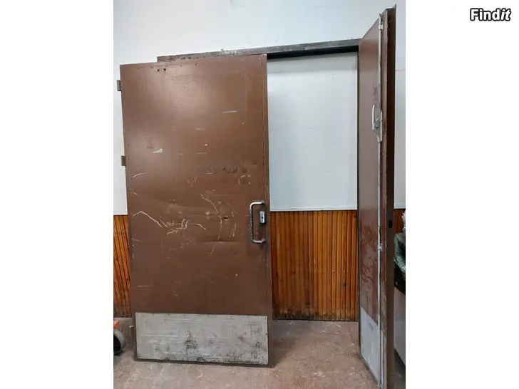 Myydään Teräksinen pariovi karmeineen