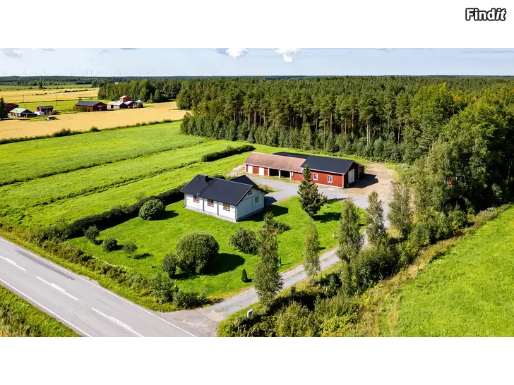 Säljes Fint stockhus med verkstad och billyft, flera uthus, 8200 m2 tomt