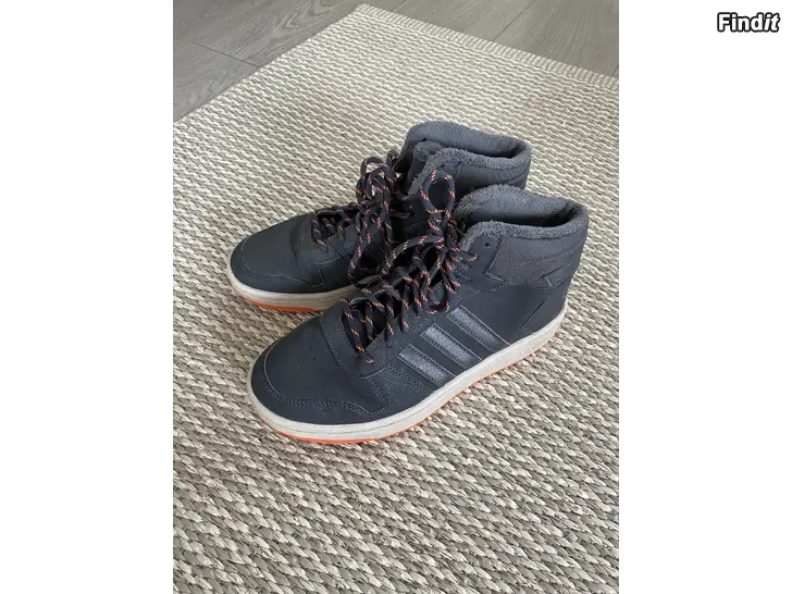 Myydään Adidas varsilenkkarit