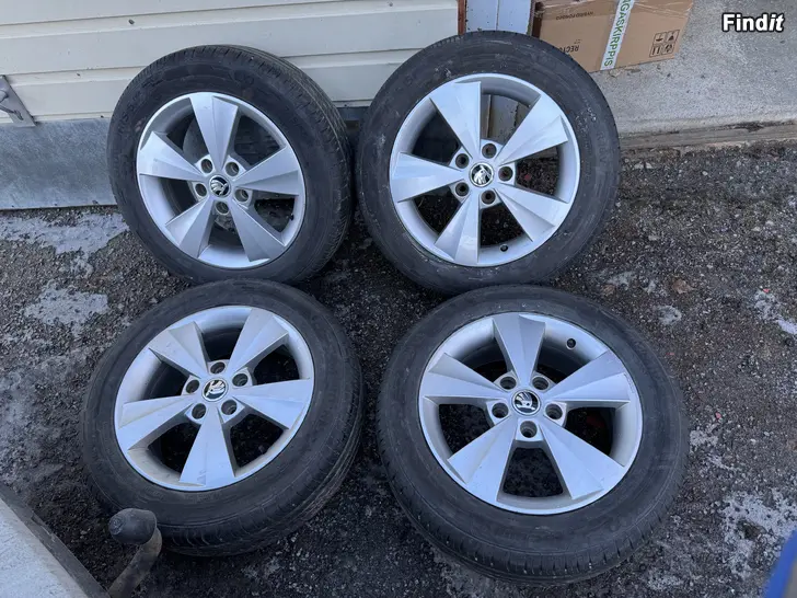 Myydään Alkuperäiset Skoda Octavia 16 vanteet + kesärenkaat