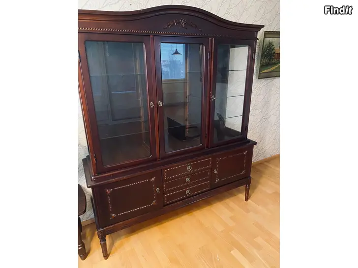 Säljes Skåp vitrinskåp och bord/Kaappi vitriinikaappi ja pöytä