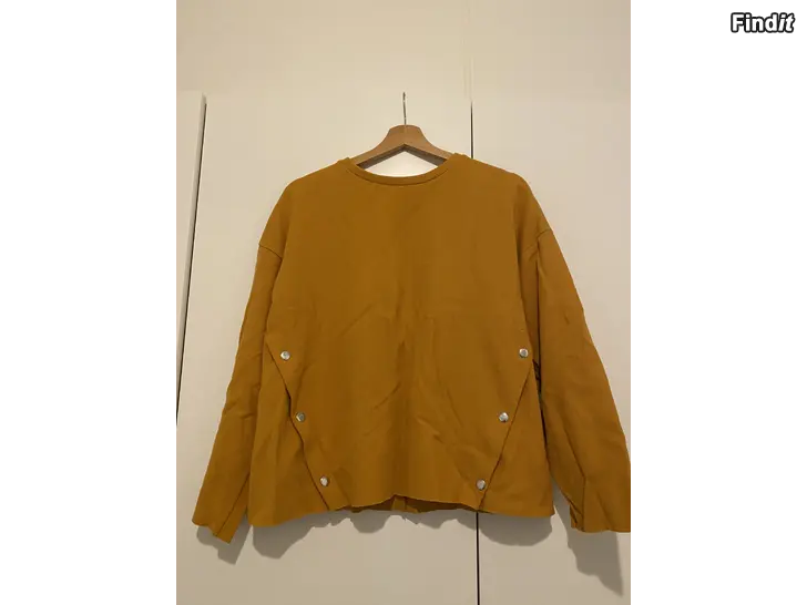 Myydään Oranssi Neule