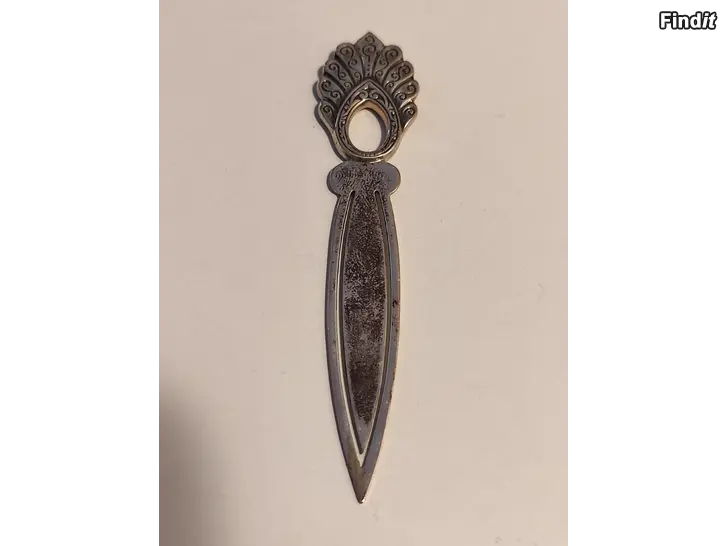 Myydään Hopeinen kirjanmerkki. Pituus 9cm