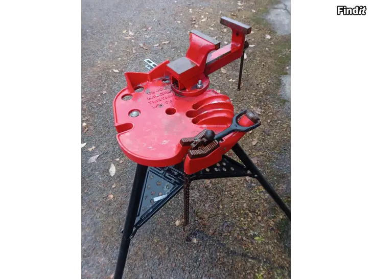 Myydään Ridgid kolmijalka työpöytä + AMA putkiteline