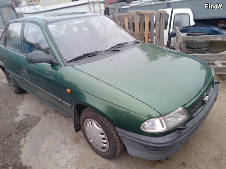 Myydään Opel Astra 1,6 8V manuaali 1996 varaosina